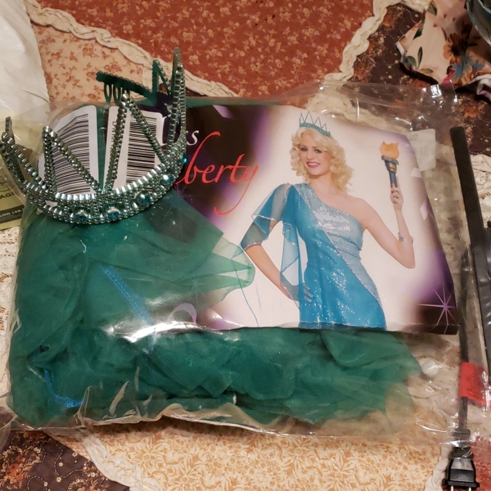 Gently used statue liberty costume
